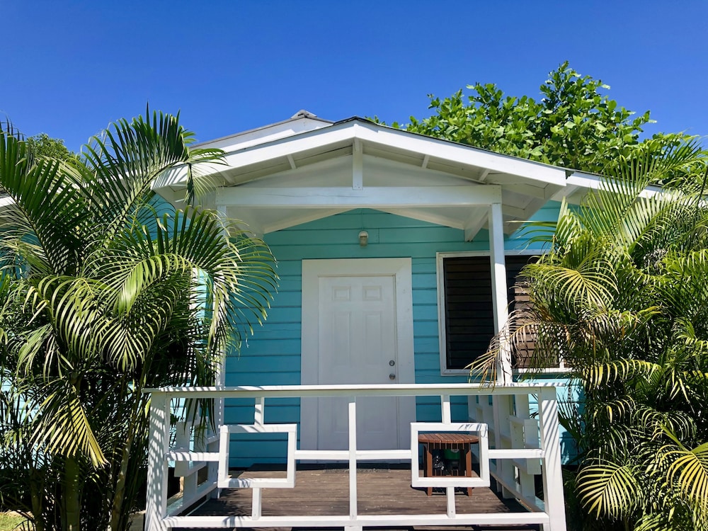 The Westender Inn — Hotel building in Negril
