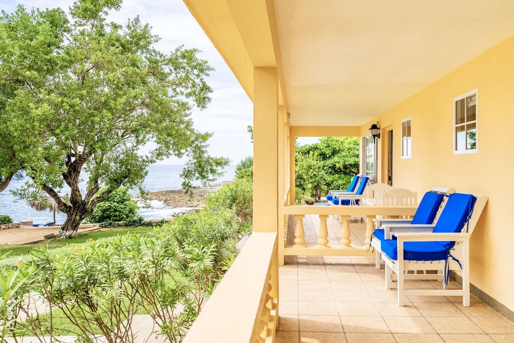 The Westender Inn — Hotel building in Negril