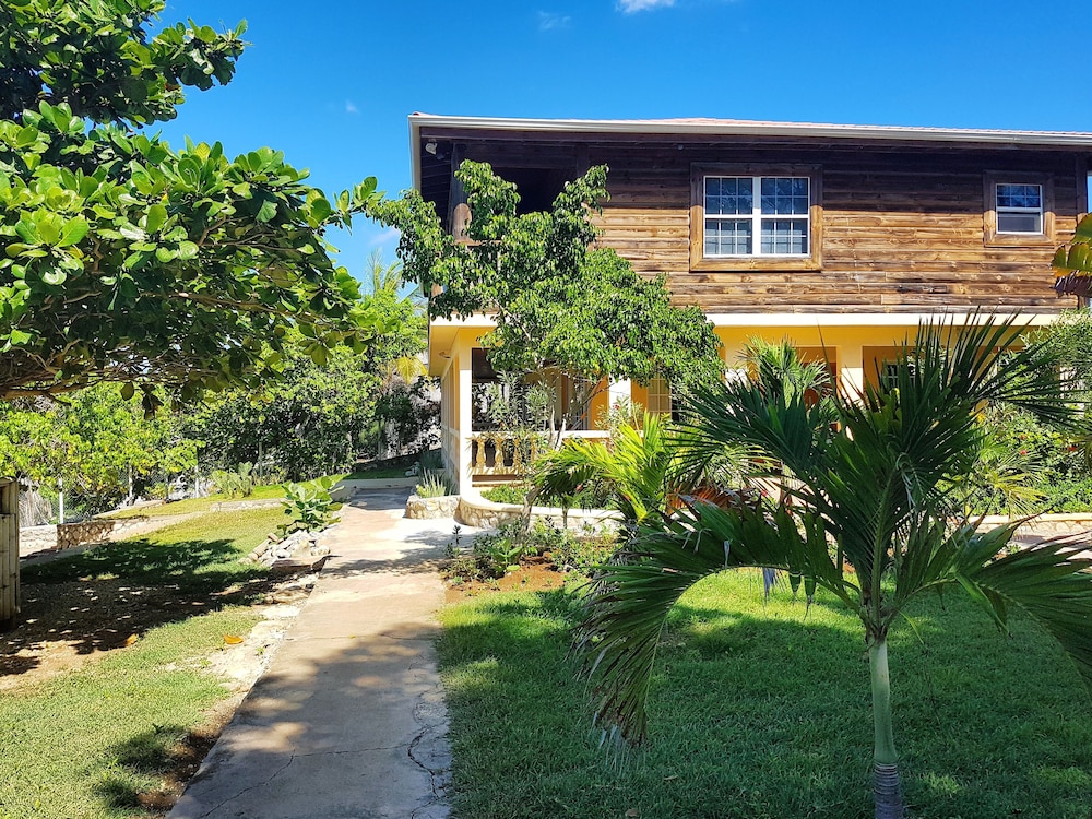 The Westender Inn — Hotel building in Negril