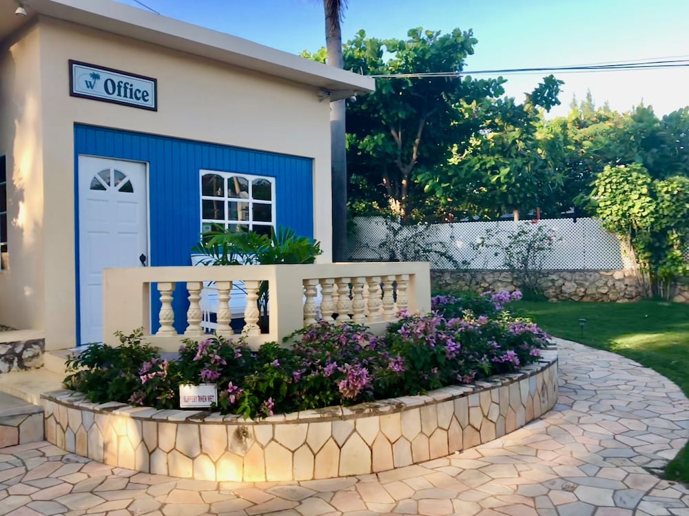 The Westender Inn — Hotel building in Negril