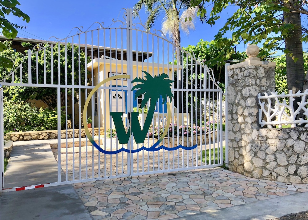 The Westender Inn — Hotel building in Negril