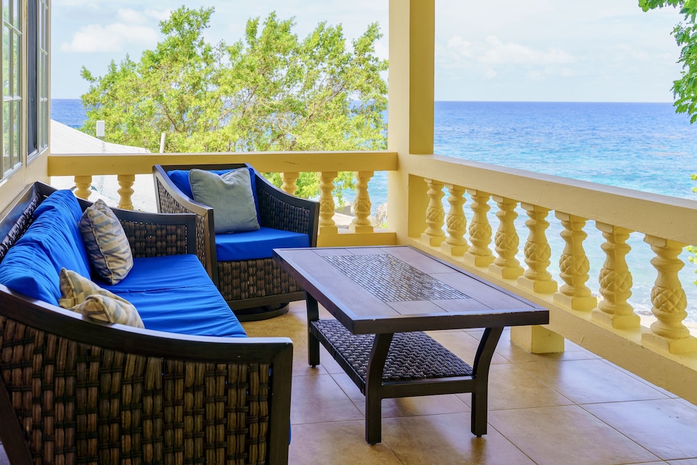 The Westender Inn — Hotel building in Negril