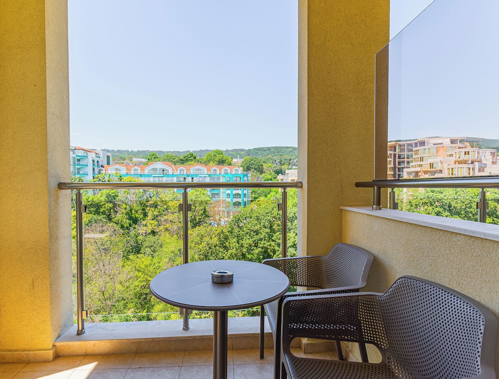 Apart Hotel Golden Line — Hotel rooms in Golden Sands, Varna Region