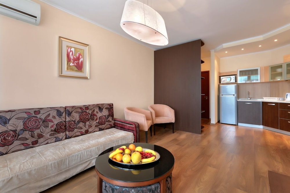 Apart Hotel Golden Line — Hotel rooms in Golden Sands, Varna Region