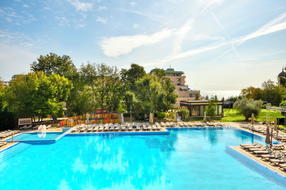 Apart Hotel Golden Line — Swimming pool in Golden Sands, Varna Region