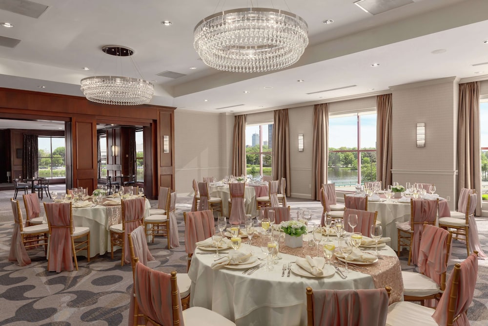 DoubleTree Suites by Hilton Hotel Boston - Cambridge — Hotel building in Boston, Massachusetts