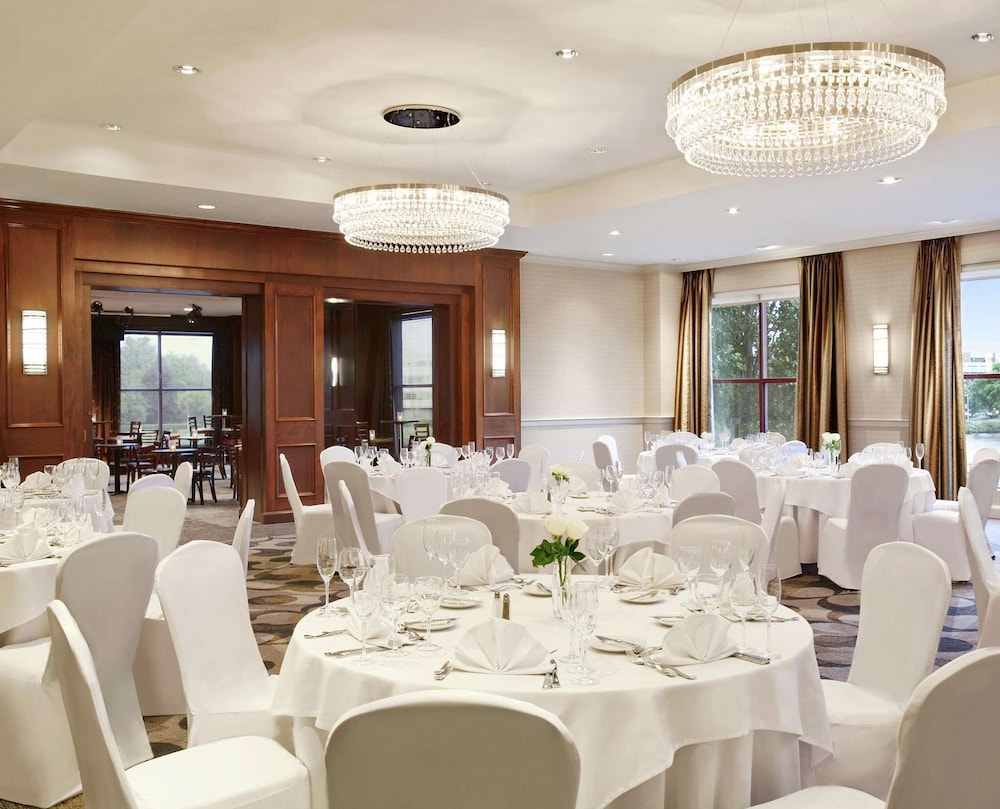 DoubleTree Suites by Hilton Hotel Boston - Cambridge — Hotel building in Boston, Massachusetts