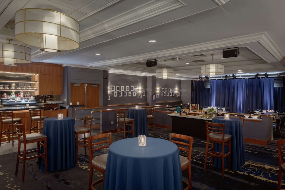 DoubleTree Suites by Hilton Hotel Boston - Cambridge — Restaurant & bars in Boston, Massachusetts