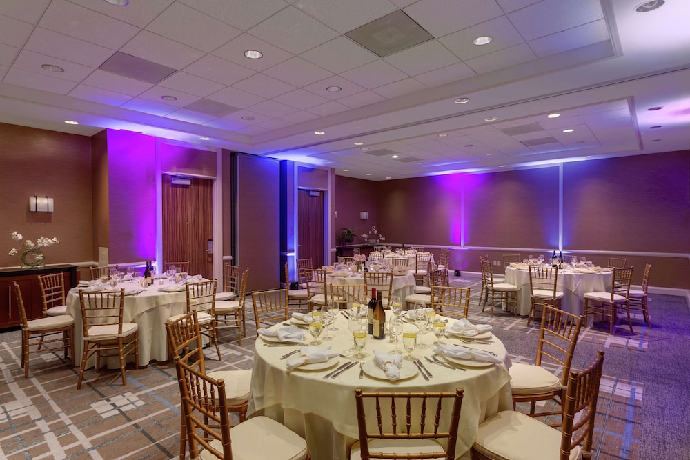 DoubleTree Suites by Hilton Hotel Boston - Cambridge — Hotel building in Boston, Massachusetts
