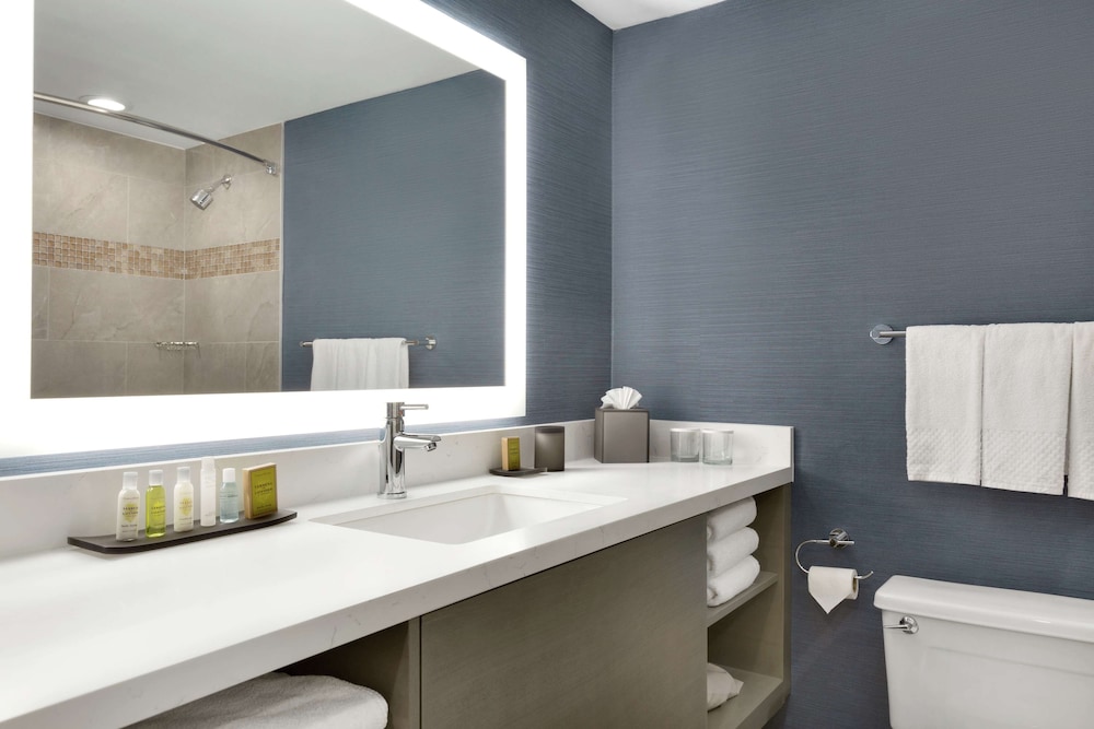DoubleTree Suites by Hilton Hotel Boston - Cambridge — Hotel rooms in Boston, Massachusetts