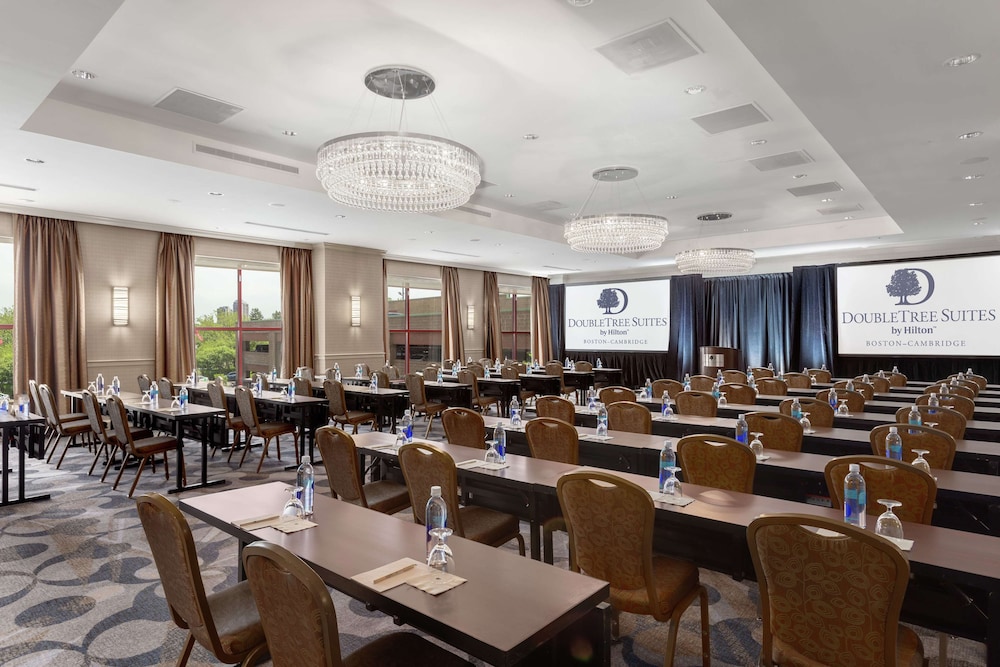 DoubleTree Suites by Hilton Hotel Boston - Cambridge — Hotel building in Boston, Massachusetts
