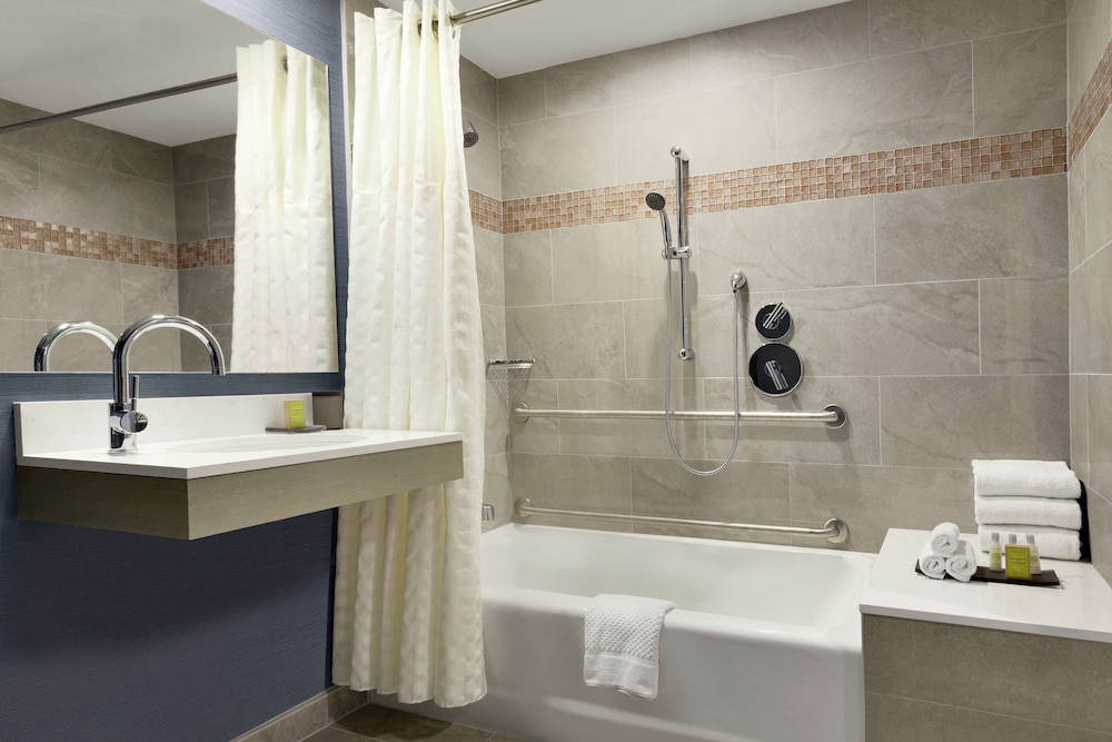 DoubleTree Suites by Hilton Hotel Boston - Cambridge — Hotel rooms in Boston, Massachusetts