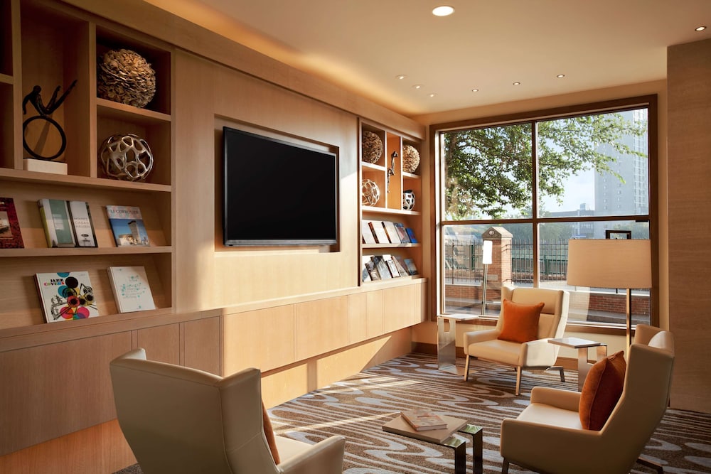 DoubleTree Suites by Hilton Hotel Boston - Cambridge — Hotel rooms in Boston, Massachusetts