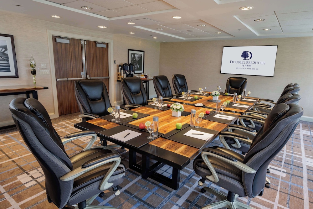DoubleTree Suites by Hilton Hotel Boston - Cambridge — Hotel building in Boston, Massachusetts