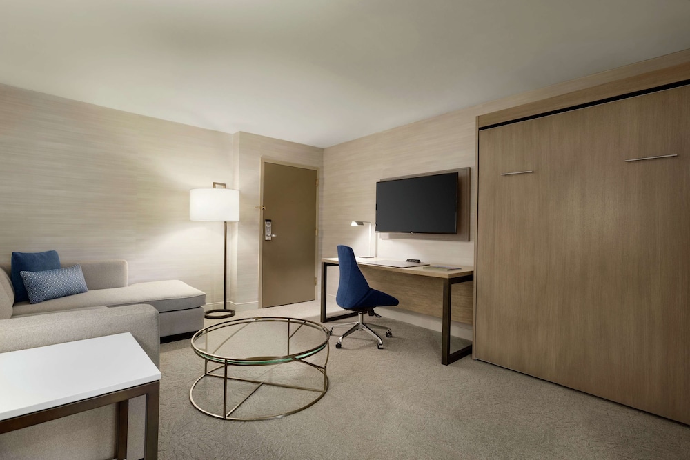 DoubleTree Suites by Hilton Hotel Boston - Cambridge — Hotel rooms in Boston, Massachusetts