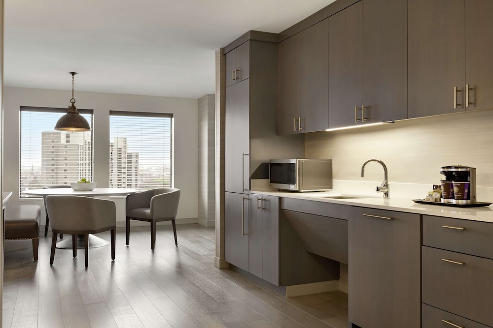DoubleTree Suites by Hilton Hotel Boston - Cambridge — Hotel rooms in Boston, Massachusetts