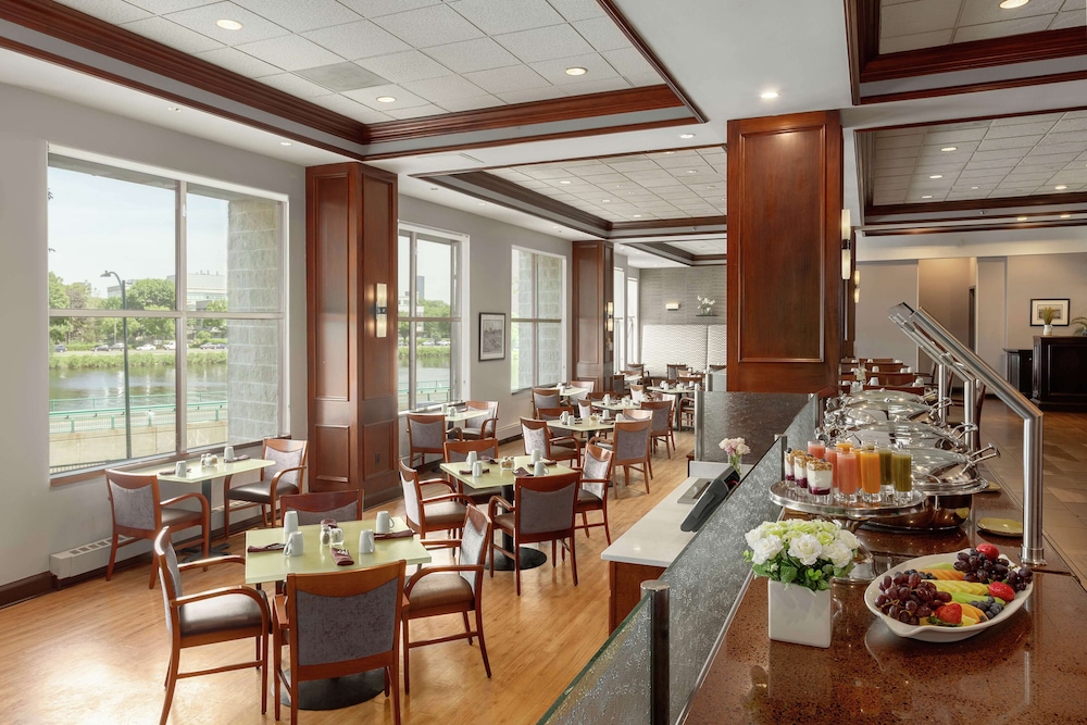 DoubleTree Suites by Hilton Hotel Boston - Cambridge — Restaurant & bars in Boston, Massachusetts