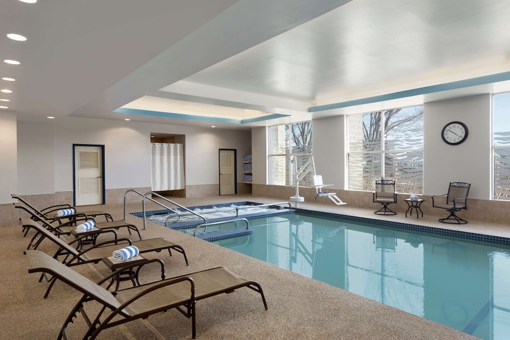 DoubleTree Suites by Hilton Hotel Boston - Cambridge — Swimming pool in Boston, Massachusetts
