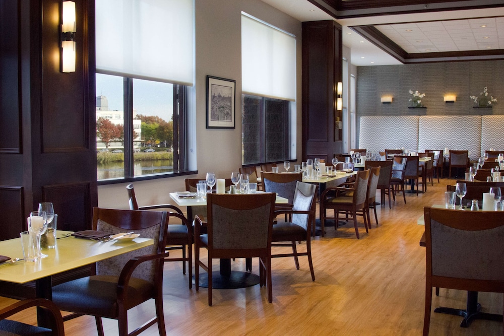 DoubleTree Suites by Hilton Hotel Boston - Cambridge — Restaurant & bars in Boston, Massachusetts