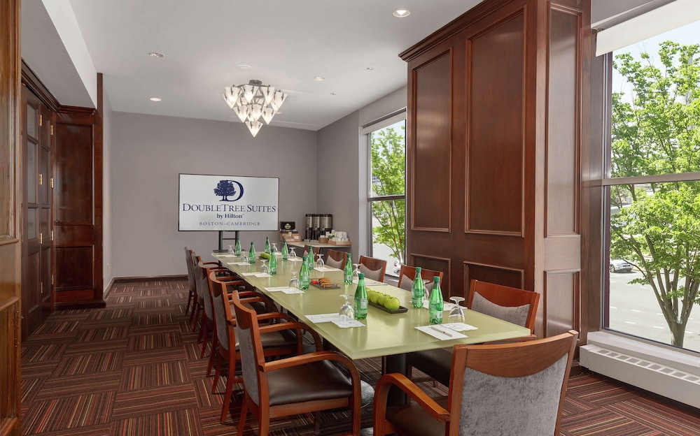 DoubleTree Suites by Hilton Hotel Boston - Cambridge — Hotel building in Boston, Massachusetts