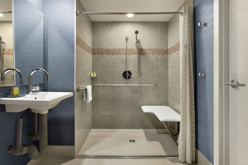 DoubleTree Suites by Hilton Hotel Boston - Cambridge — Hotel rooms in Boston, Massachusetts
