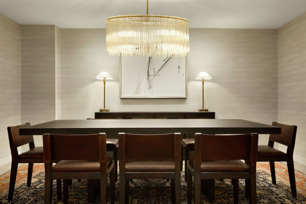 DoubleTree Suites by Hilton Hotel Boston - Cambridge — Restaurant & bars in Boston, Massachusetts