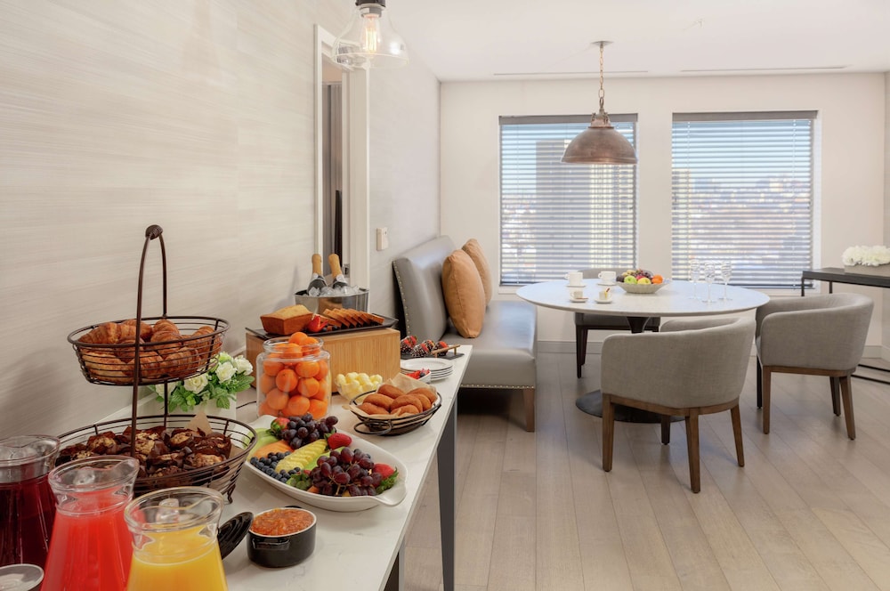 DoubleTree Suites by Hilton Hotel Boston - Cambridge — Hotel rooms in Boston, Massachusetts