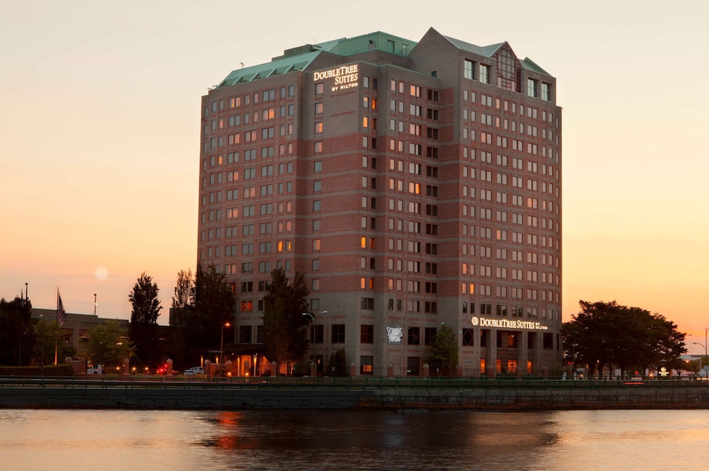 DoubleTree Suites by Hilton Hotel Boston - Cambridge — Hotel building in Boston, Massachusetts