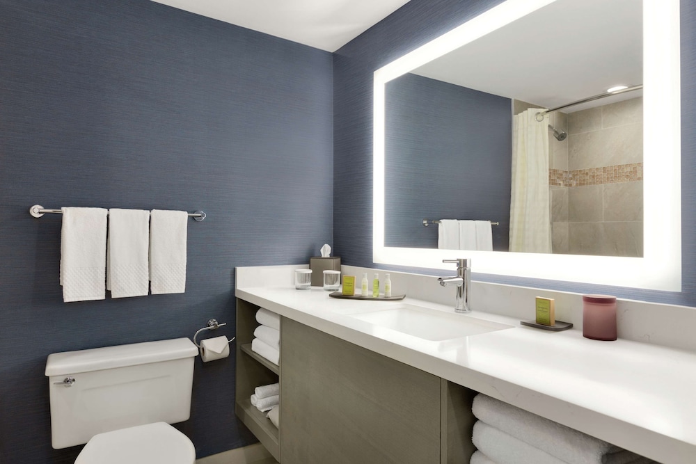 DoubleTree Suites by Hilton Hotel Boston - Cambridge — Hotel rooms in Boston, Massachusetts