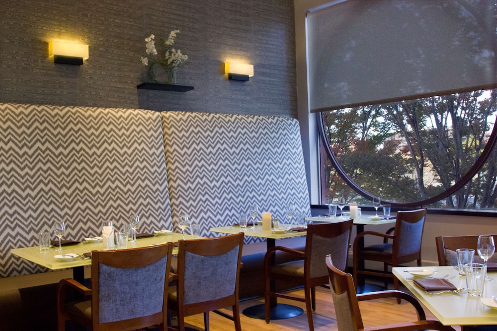 DoubleTree Suites by Hilton Hotel Boston - Cambridge — Restaurant & bars in Boston, Massachusetts