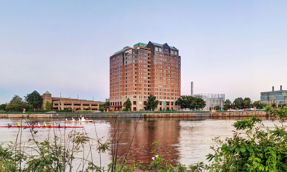 DoubleTree Suites by Hilton Hotel Boston - Cambridge — Hotel building in Boston, Massachusetts