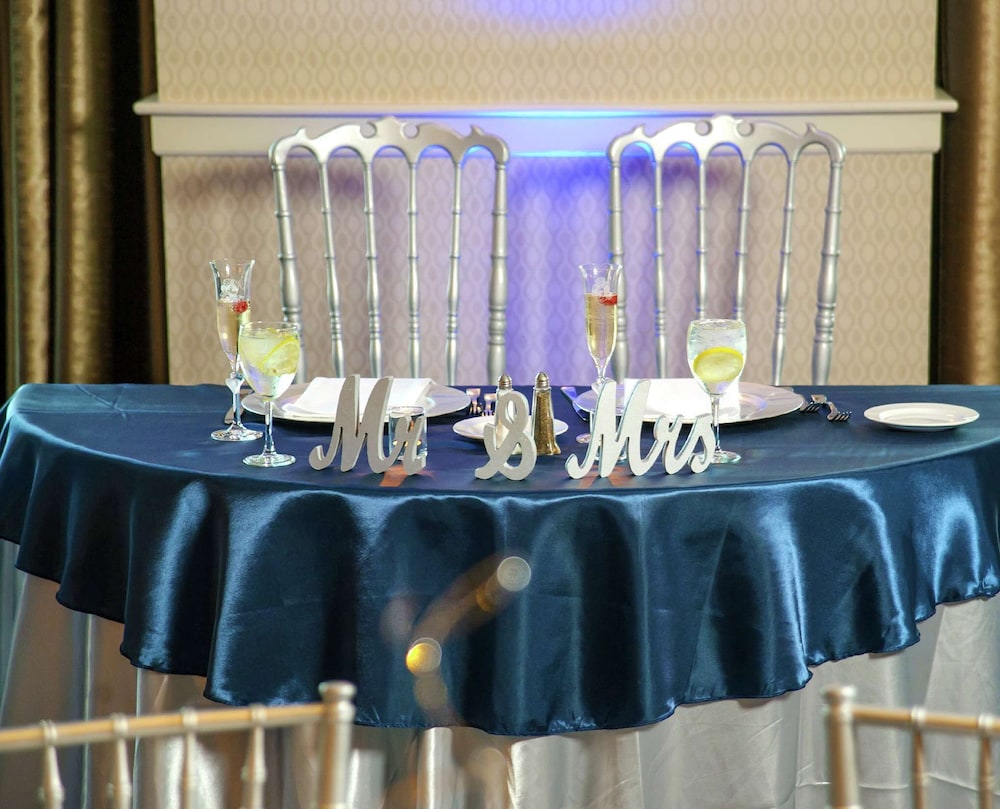 DoubleTree Suites by Hilton Hotel Boston - Cambridge — Restaurant & bars in Boston, Massachusetts