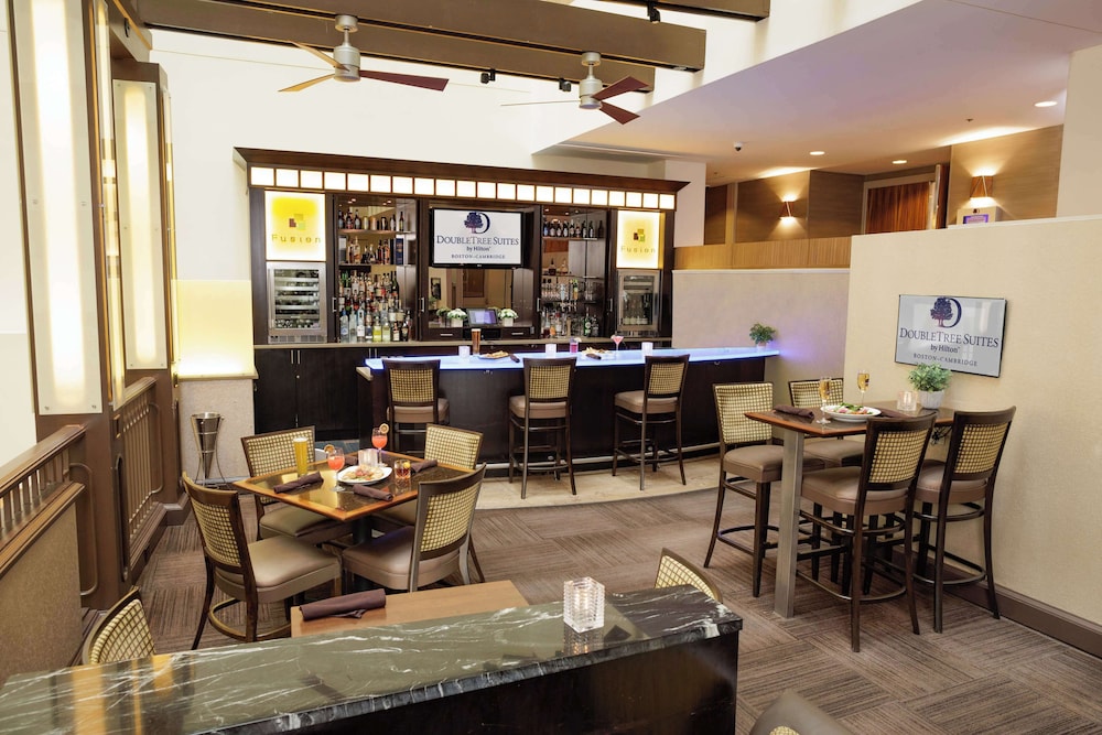 DoubleTree Suites by Hilton Hotel Boston - Cambridge — Restaurant & bars in Boston, Massachusetts
