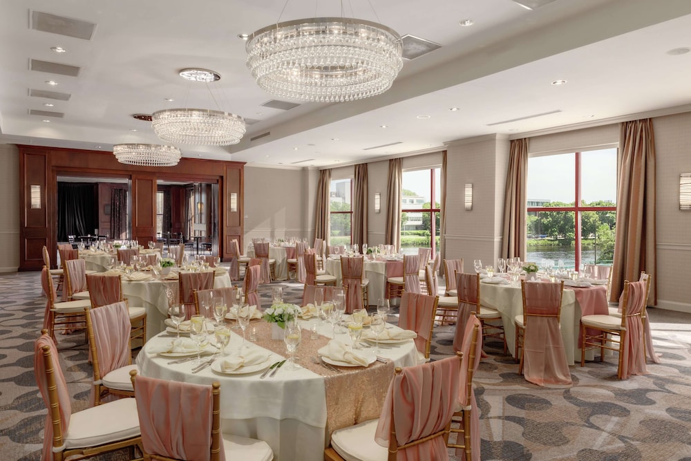 DoubleTree Suites by Hilton Hotel Boston - Cambridge — Hotel building in Boston, Massachusetts