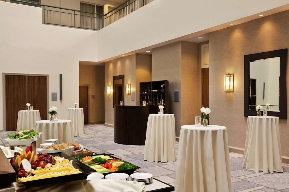 DoubleTree Suites by Hilton Hotel Boston - Cambridge — Restaurant & bars in Boston, Massachusetts