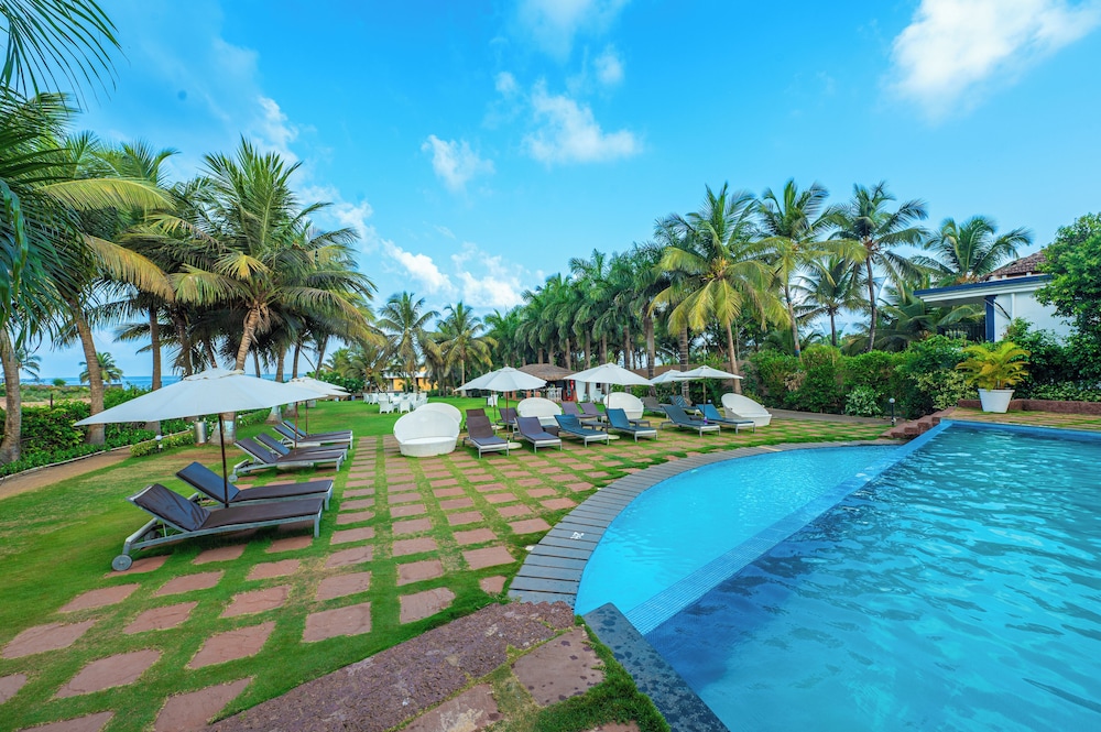 O Hotel Goa, Candolim Beach — Swimming pool in Candolim, Goa