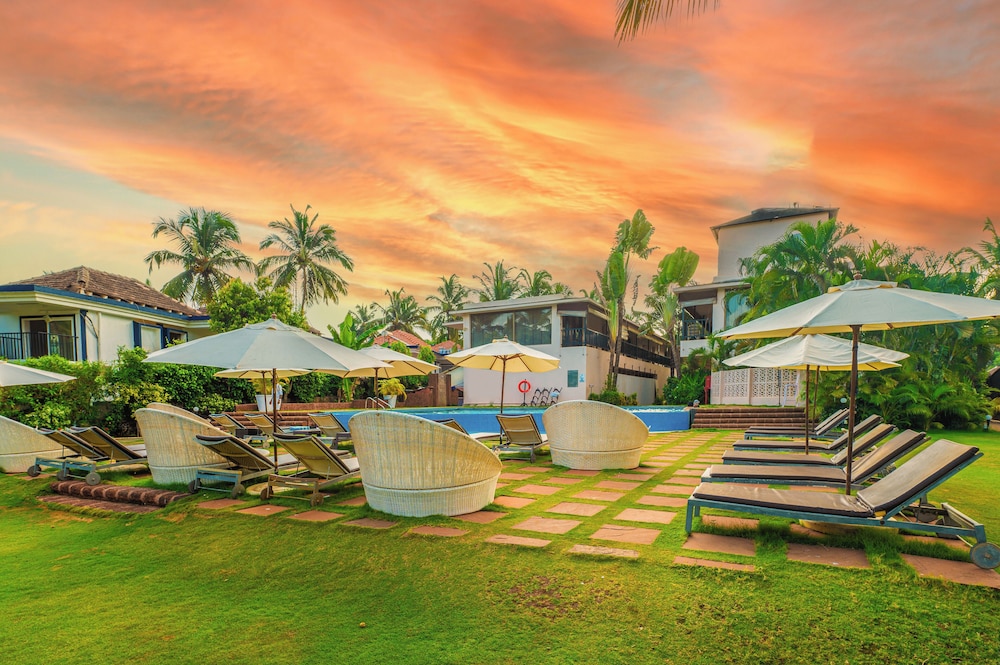 O Hotel Goa, Candolim Beach — Swimming pool in Candolim, Goa