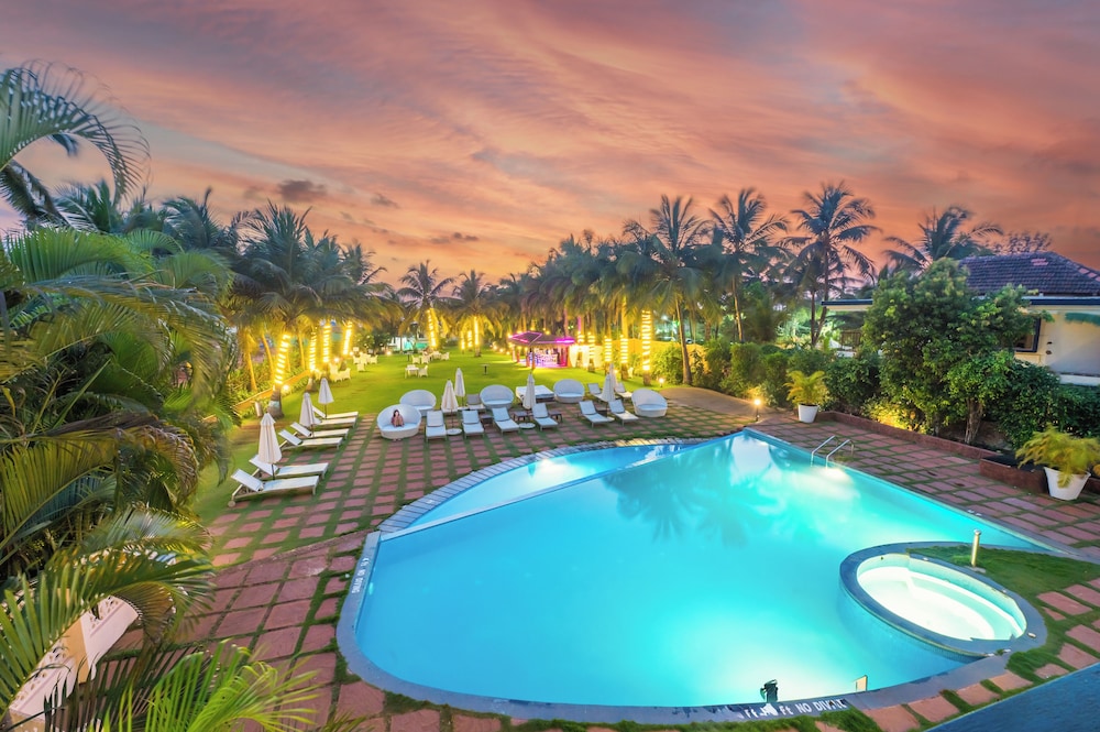O Hotel Goa, Candolim Beach — Swimming pool in Candolim, Goa