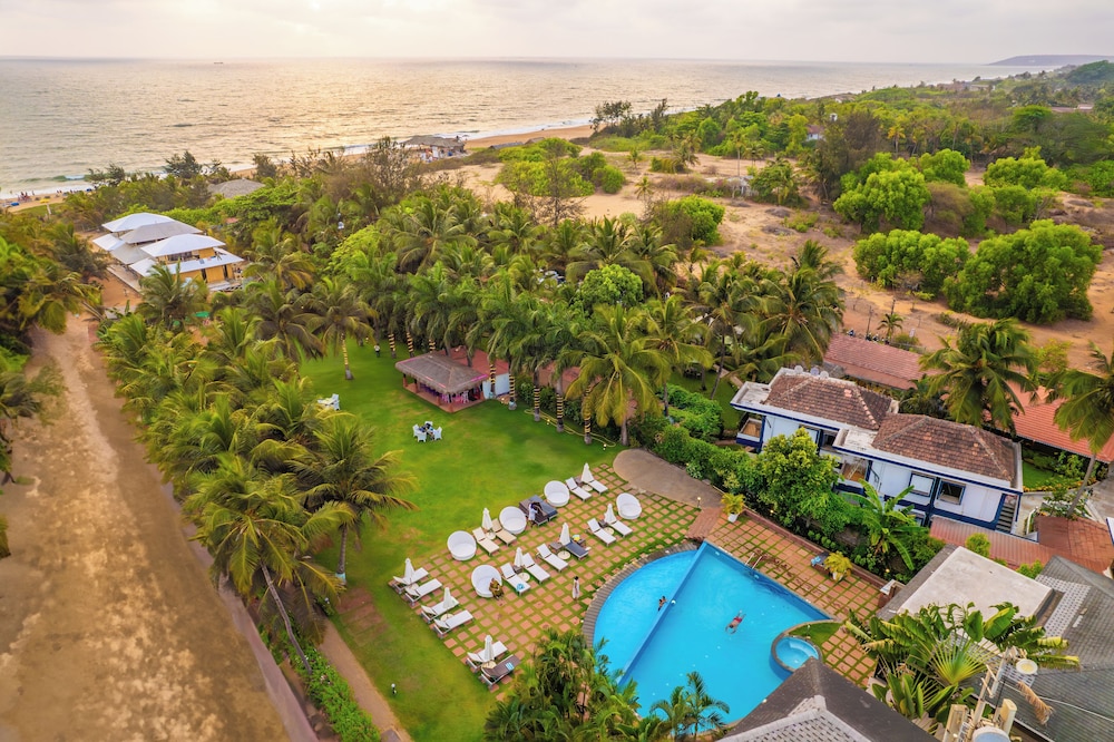 O Hotel Goa, Candolim Beach — Swimming pool in Candolim, Goa