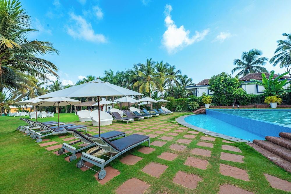 O Hotel Goa, Candolim Beach — Swimming pool in Candolim, Goa