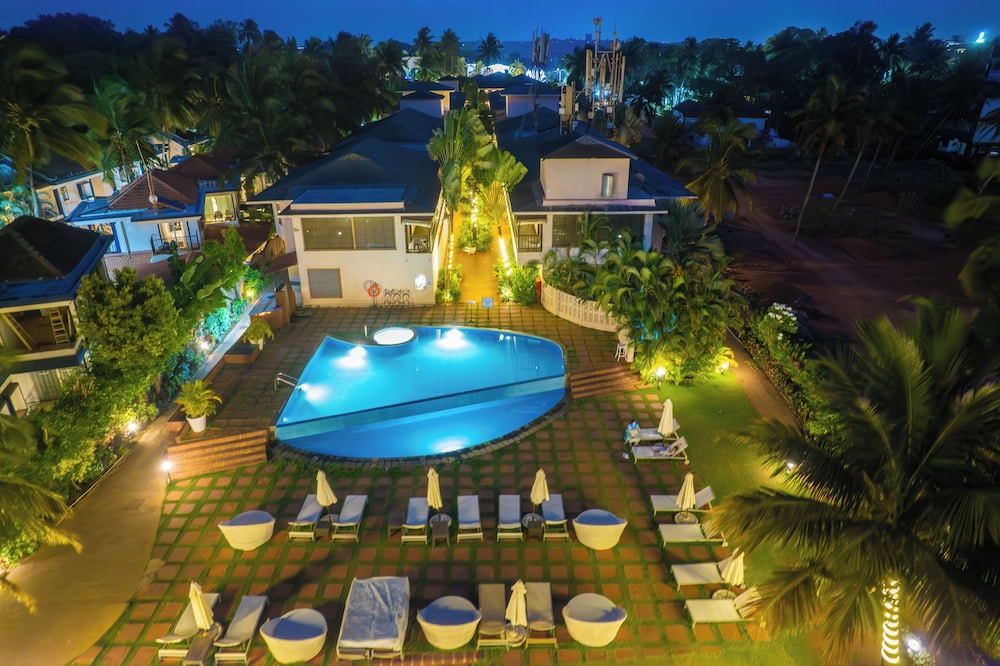 O Hotel Goa, Candolim Beach — Swimming pool in Candolim, Goa