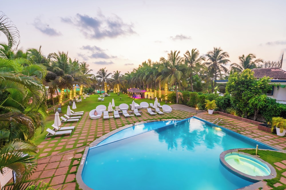O Hotel Goa, Candolim Beach — Swimming pool in Candolim, Goa