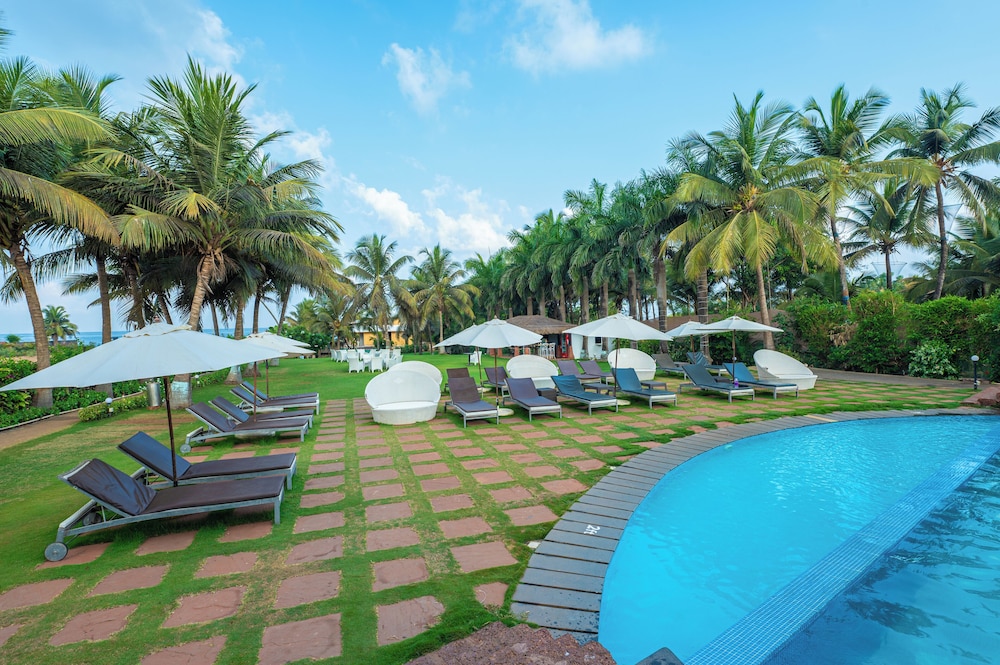O Hotel Goa, Candolim Beach — Swimming pool in Candolim, Goa