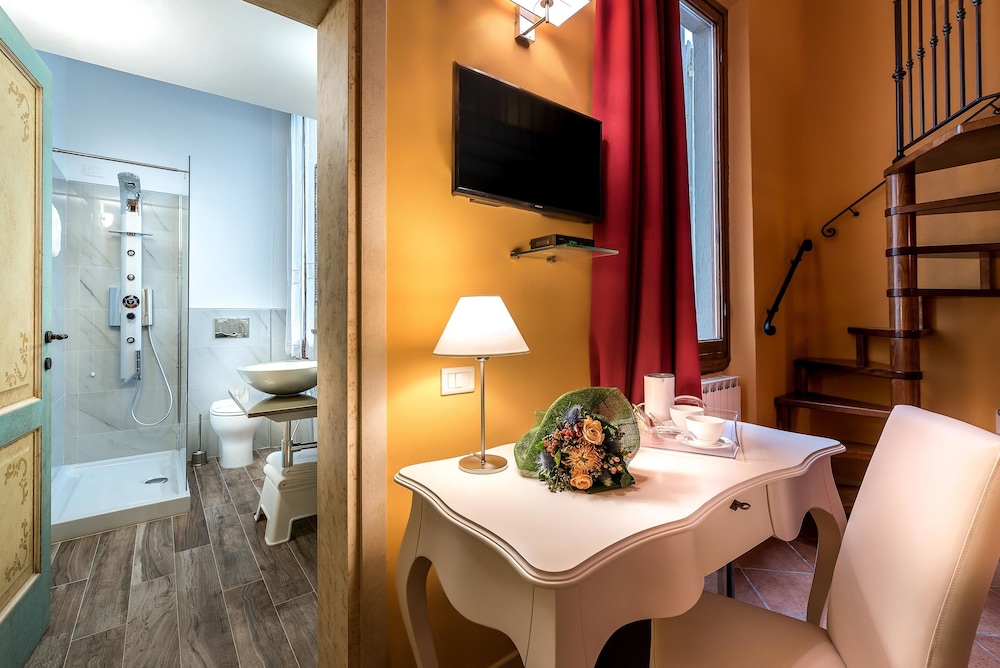 Residenza Conte di Cavour & Rooftop — Hotel rooms in Florence, Tuscany