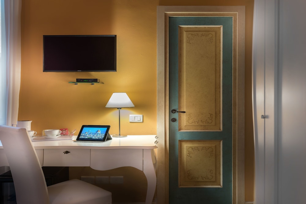 Residenza Conte di Cavour & Rooftop — Hotel rooms in Florence, Tuscany