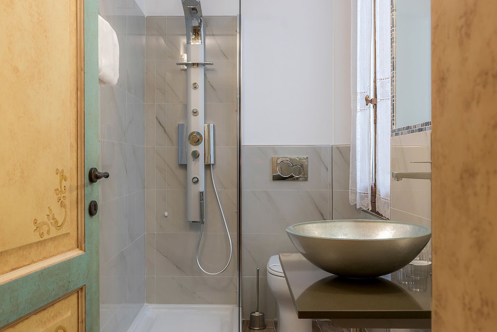 Residenza Conte di Cavour & Rooftop — Hotel rooms in Florence, Tuscany
