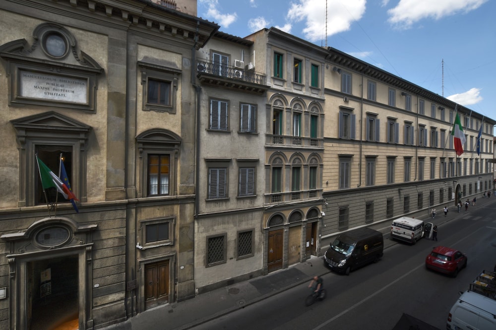 Residenza Conte di Cavour & Rooftop — Hotel building in Florence, Tuscany