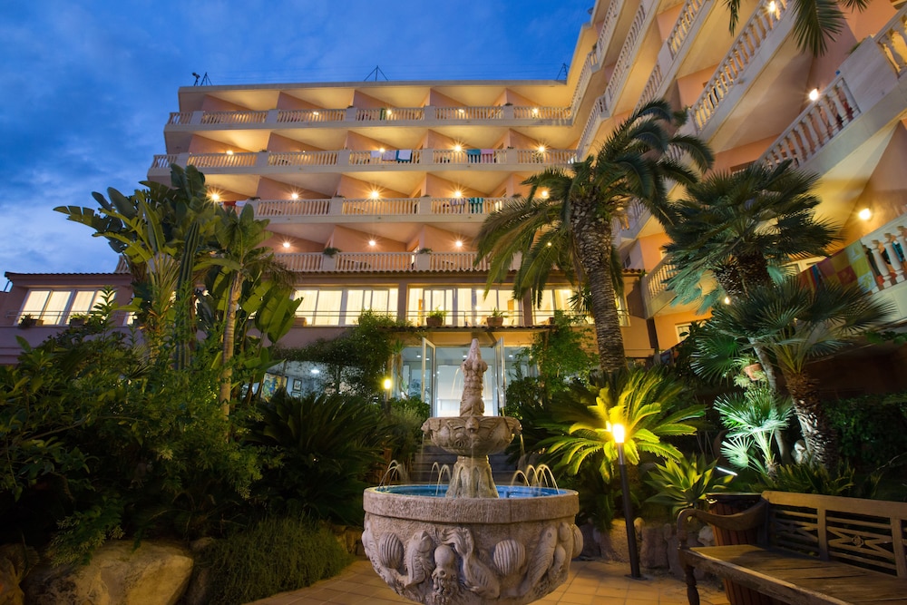 Alba Seleqtta — Hotel building in Lloret de Mar, Catalonia