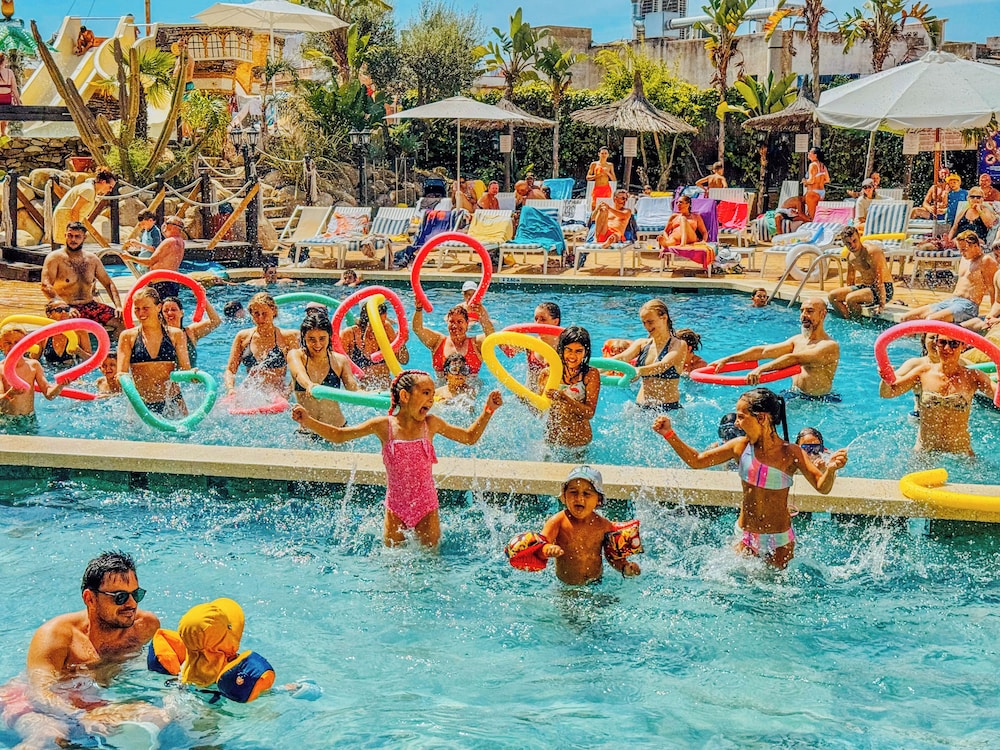 Alba Seleqtta — Pool in Lloret de Mar, Catalonia