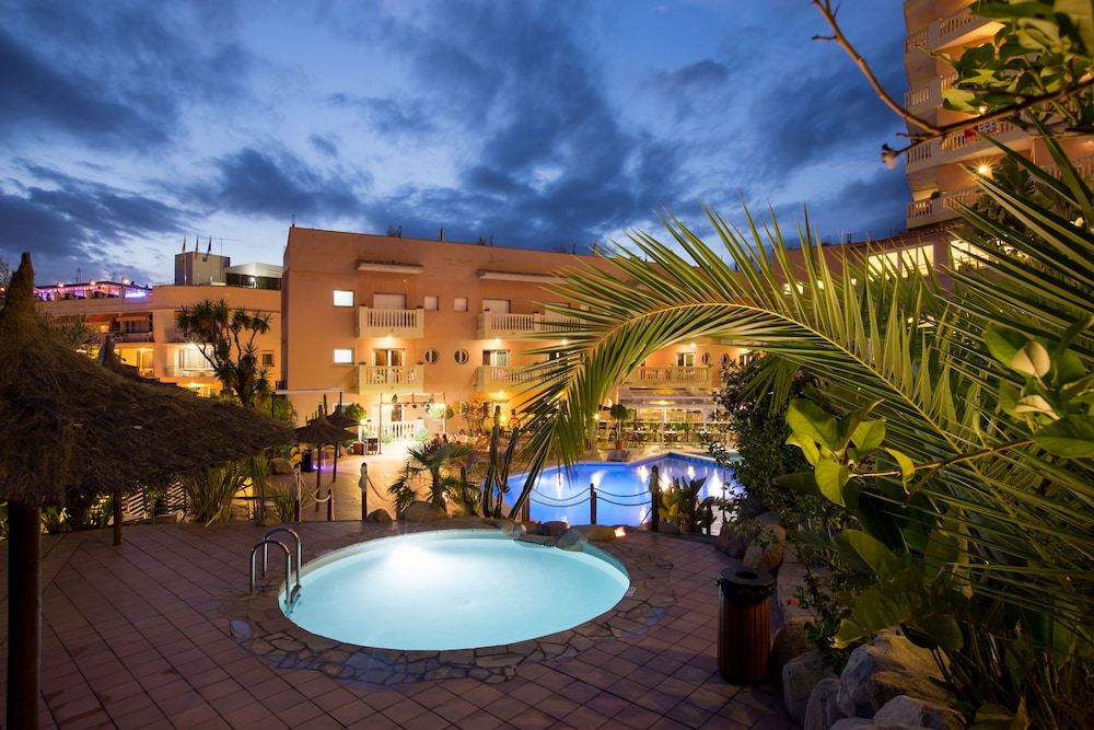 Alba Seleqtta — Swimming pool in Lloret de Mar, Catalonia